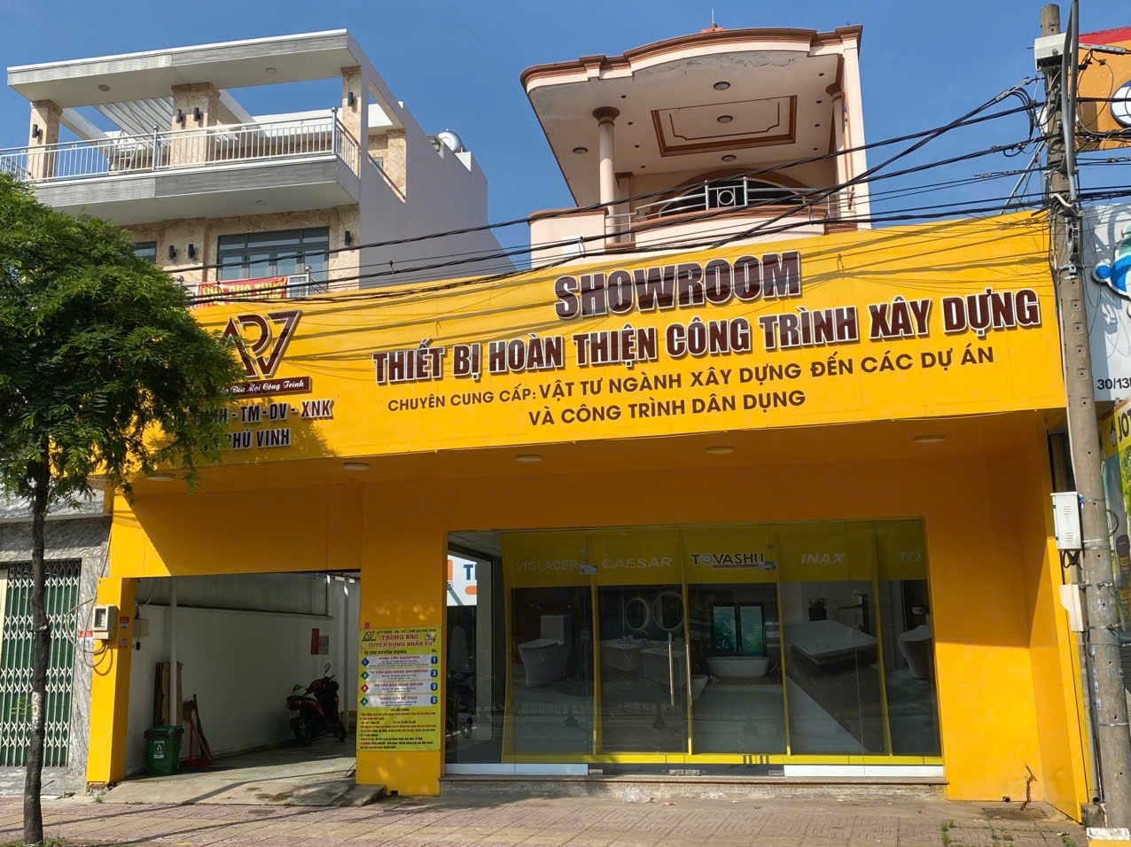 Showroom An Phú Vinh tại Hóc Môn trưng bày và phân phối chính thức các dòng bồn cầu một khối Viglacera V199 chính hãng giá tốt.