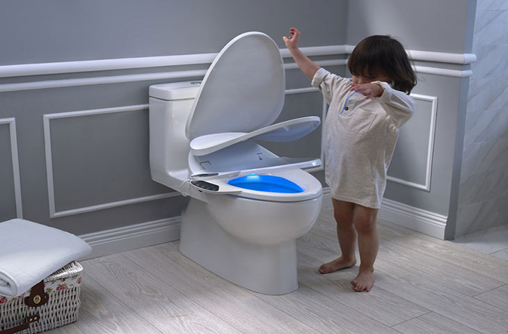 Chức năng rửa massage nước ấm trên bàn cầu thông minh hỗ trợ tuần hoàn máu, ngăn ngừa vi khuẩn và nâng niu sức khỏe nhạy cảm của cả gia đình.