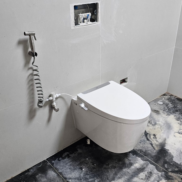 Bàn cầu treo tường tích hợp vòi xịt mang lại giải pháp vệ sinh khép kín tiện lợi, tối giản phụ kiện dây rợ bên ngoài và nâng tầm trải nghiệm tiện nghi.
