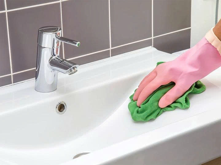 Lau chùi chậu âm bàn hàng ngày giúp ngăn ngừa cặn canxi và mảng bám tích tụ, giữ cho thiết bị luôn sạch bóng như mới.
