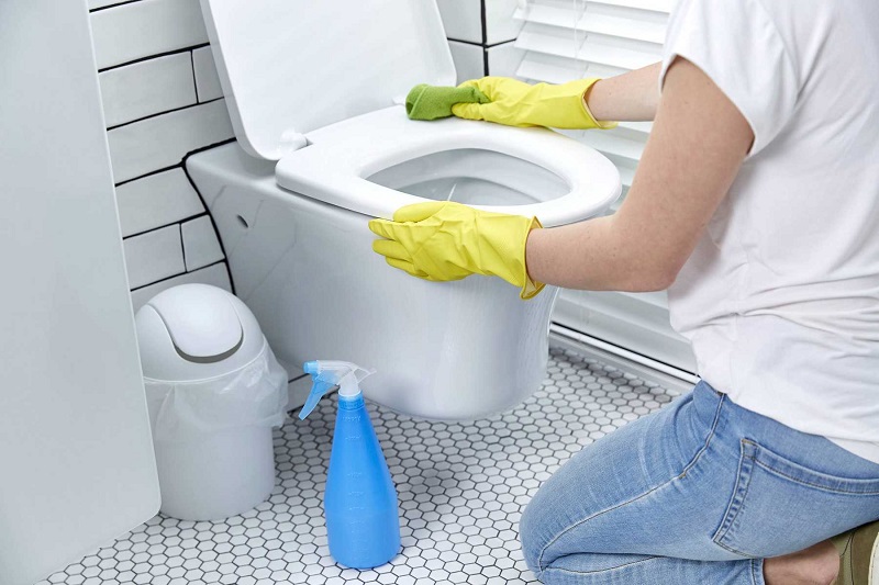 Bí quyết vệ sinh bàn cầu hai khối Viglacera VI66 nhanh chóng giúp duy trì bề mặt sứ luôn sáng bóng và sạch sẽ