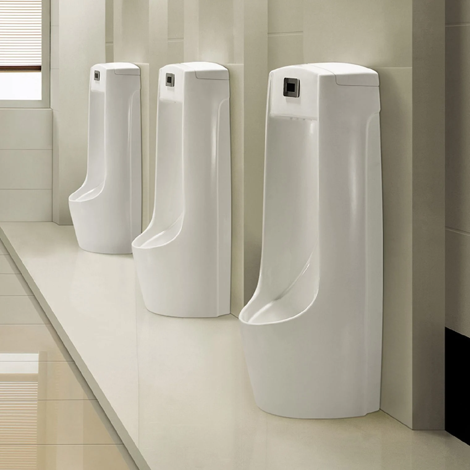 Bồn tiểu đặt sàn phong cách hiện đại với thiết kế công thái học và lớp men cao cấp, mang lại vẻ đẹp thời thượng, đẳng cấp cho mọi công trình.