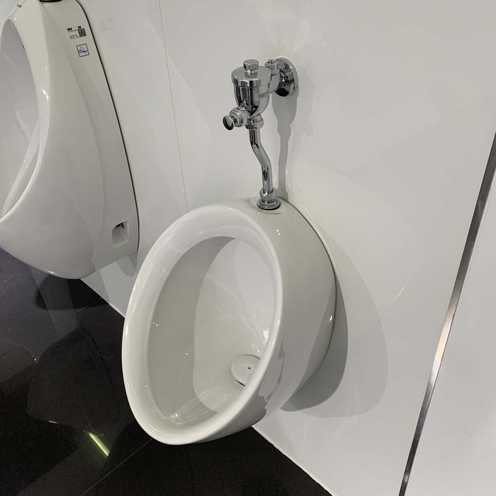 Bồn tiểu treo tường xả nhấn là dòng sản phẩm truyền thống có độ bền cao, dễ dàng bảo trì, sửa chữa và có chi phí đầu tư vô cùng hợp lý.