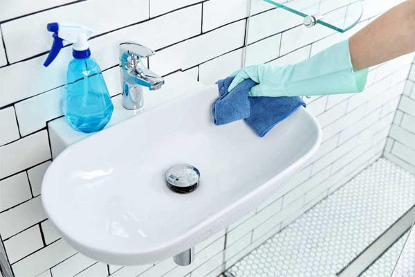 Bảo dưỡng chậu bán dương bàn bằng dung dịch dịu nhẹ và lau khô định kỳ giúp duy trì độ sáng bóng, ngăn ngừa mảng bám ố vàng cứng đầu.
