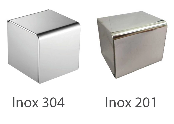 Sự khác biệt về cấu tạo và tỷ lệ thành phần (như hàm lượng Niken và Crom) giữa Inox 304 và Inox 201 quyết định trực tiếp đến khả năng chống oxy hóa, độ bền bề mặt của phụ kiện trong môi trường ẩm ướt đặc thù của nhà vệ sinh.