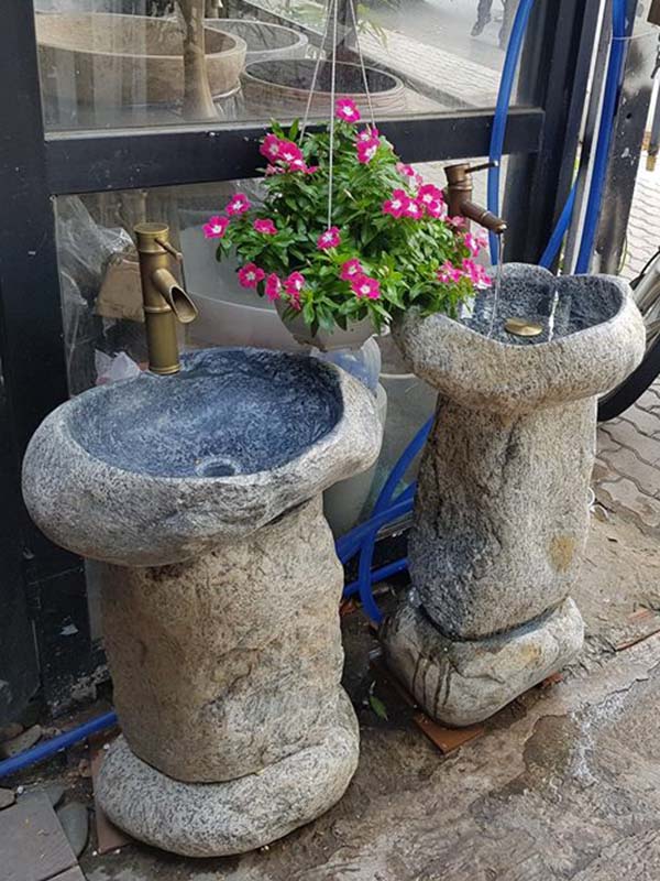 Chân chậu bằng đá tự nhiên hoặc nhân tạo sở hữu độ bền vượt trội, khả năng chống thấm nước tuyệt đối và nâng tầm đẳng cấp cho không gian phòng tắm.