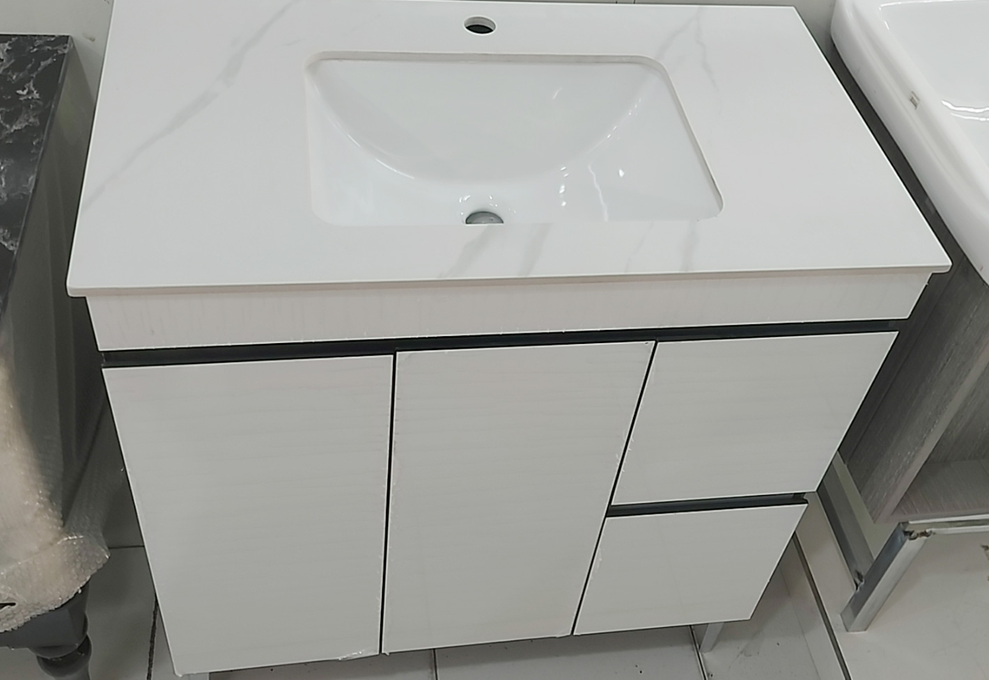 Chân chậu tủ (tủ lavabo) là giải pháp thông minh giúp nhân đôi tiện ích, vừa nâng đỡ chậu rửa vừa tạo không gian lưu trữ đồ dùng phòng tắm ngăn nắp.