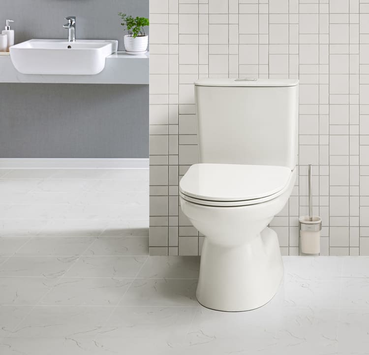 Cận cảnh lớp men sứ Nano Titan siêu bóng mịn của bàn cầu Viglacera có khả năng chống trầy xước, chống bám bẩn và kháng khuẩn vượt trội.