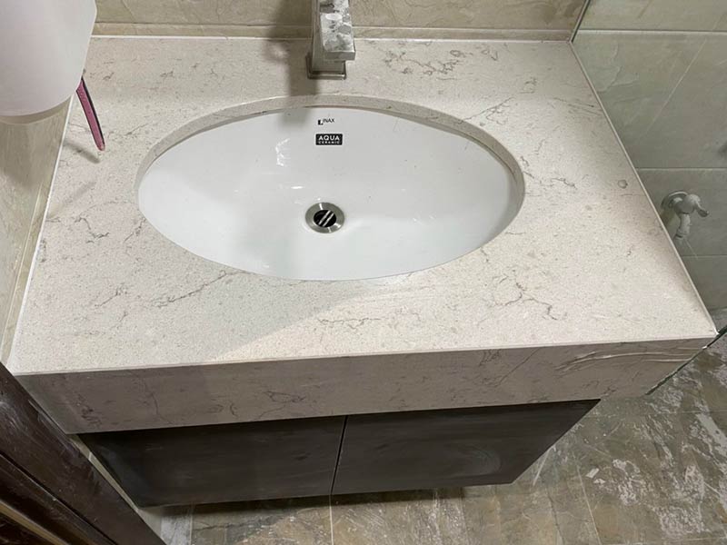 Chậu âm bàn đá nhân tạo sở hữu vẻ đẹp nguyên khối liền mạch, khả năng chống thấm nước tối ưu và dễ dàng xử lý các vết trầy xước.