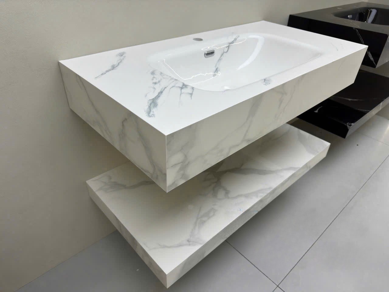 Sự phong phú về chất liệu và màu sắc của chậu bàn đá hai tầng mang đến vô vàn lựa chọn, dễ dàng đồng điệu với tone màu chủ đạo của mọi không gian nhà tắm.