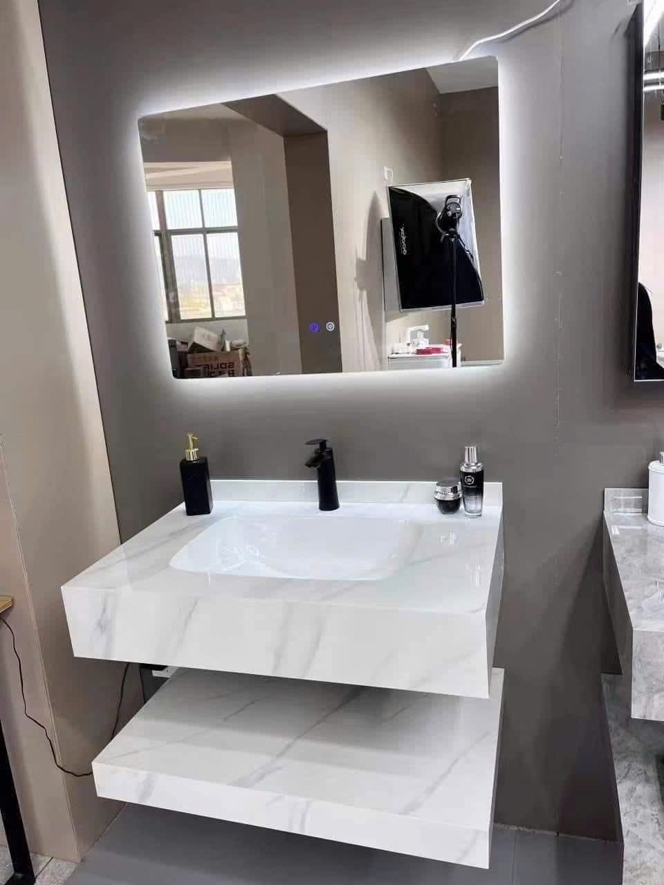 Quy trình lắp đặt chậu bàn đá hai tầng đòi hỏi sự chính xác cao từ bước định vị khung chịu lực, bắn vít cố định đến đi keo chống thấm để đảm bảo độ an toàn tuyệt đối khi sử dụng.