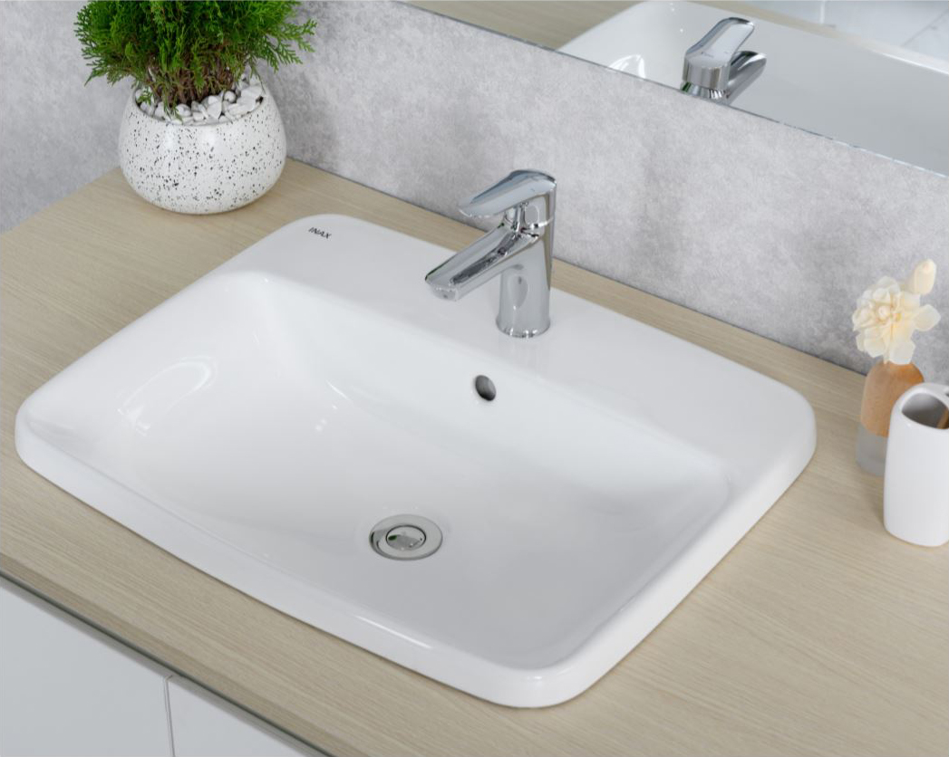 Thiết kế độc đáo của chậu dương vành giúp tối ưu hóa độ sâu của lòng chậu, đồng thời tạo điểm nhấn chuyển tiếp mượt mà ngay trên mặt bàn lavabo.