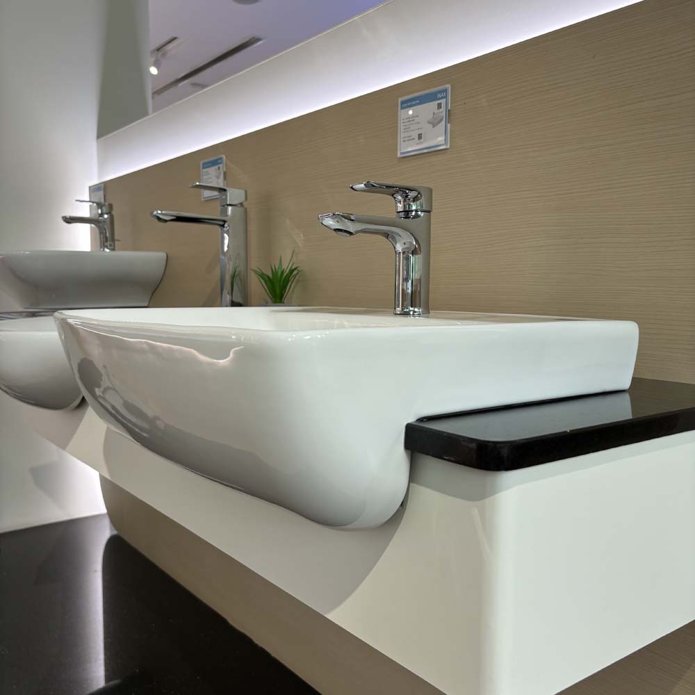 Chậu rửa bán âm bàn là sự giao thoa kiến trúc thông minh giữa dòng chậu âm bàn và đặt nổi, tạo điểm nhấn thị giác phá cách với phần vành trước nhô ra ngoài đầy ấn tượng, mang lại giải pháp tối ưu cho các hệ bàn đá có chiều sâu nhỏ hẹp mà vẫn đảm bảo lòng chậu rộng rãi, thoải mái khi sử dụng.
