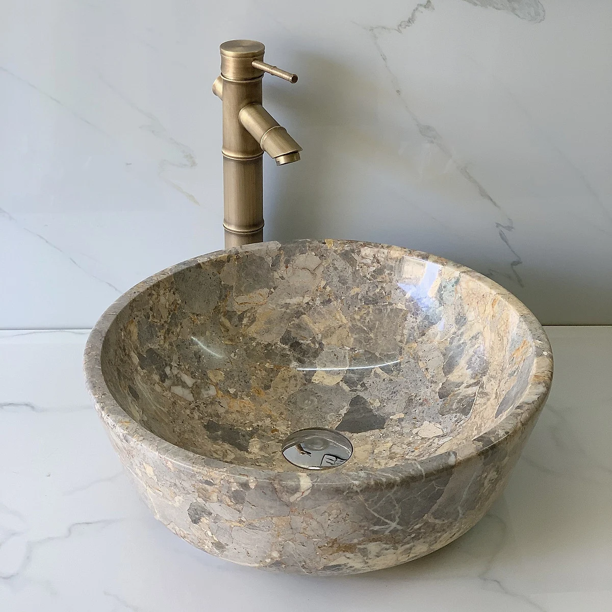 Chậu rửa bằng đá tự nhiên và nhân tạo mang đến vẻ đẹp sang trọng, đẳng cấp vượt thời gian nhờ sở hữu những đường vân độc bản, kết cấu siêu bền bỉ cùng khả năng chống trầy xước tốt