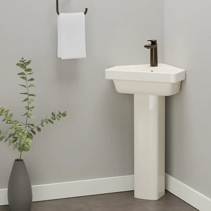 Chậu rửa góc sở hữu thiết kế hình tam giác đặc thù, giúp tận dụng triệt để các