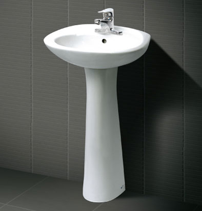 Chậu rửa chân lửng và chân dài giúp nâng đỡ chậu vững chãi, khéo léo che đi đường ống xả bên dưới để tạo sự gọn gàng, thẩm mỹ cho phòng tắm.