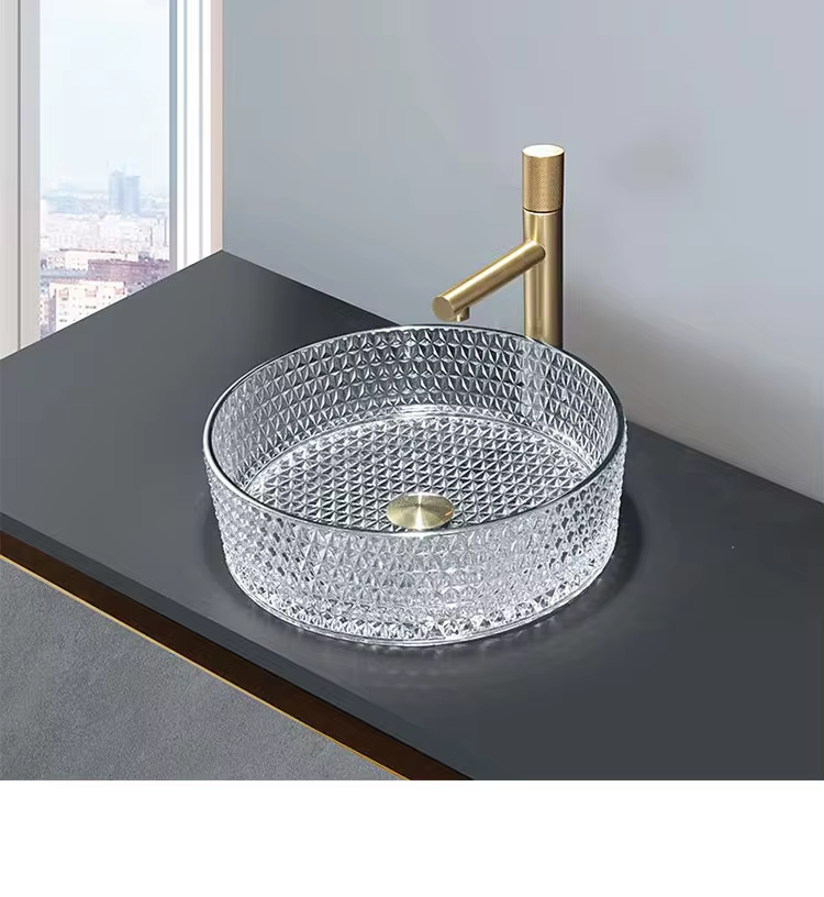 Chậu rửa thủy tinh và kính cường lực mang đến hiệu ứng thị giác mở rộng không gian nhờ độ trong suốt và khả năng phản chiếu ánh sáng tuyệt vời; với kết cấu được xử lý nhiệt cho độ chịu lực, chống vỡ cao