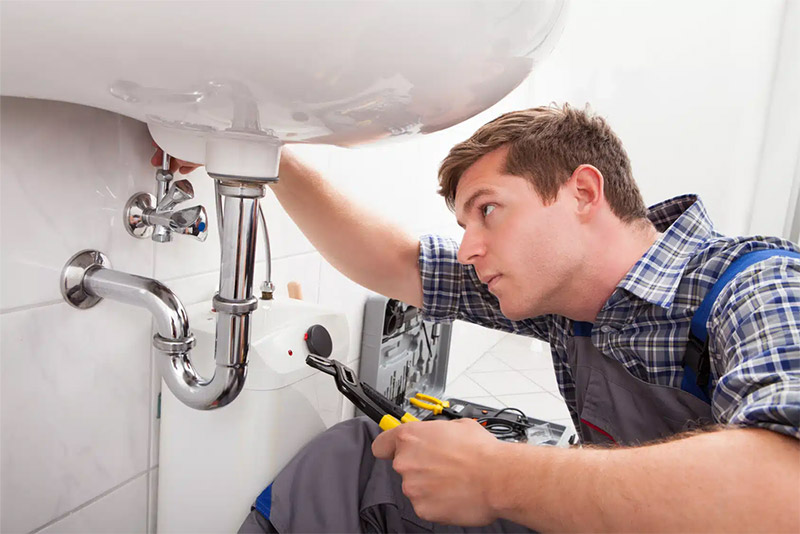 Bạn hoàn toàn có thể tự lắp chậu treo tường tại nhà nếu chuẩn bị đầy đủ dụng cụ kỹ thuật và tuân thủ đúng quy trình đo đạc, khoan chịu lực.