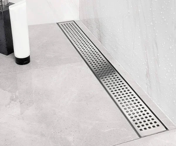 Thiết kế mặt hở kết hợp máng thu dài giúp ga thoát sàn dễ dàng giữ lại rác thô, tóc gãy rụng, giảm thiểu tối đa nguy cơ tắc nghẽn hệ thống thoát nước.