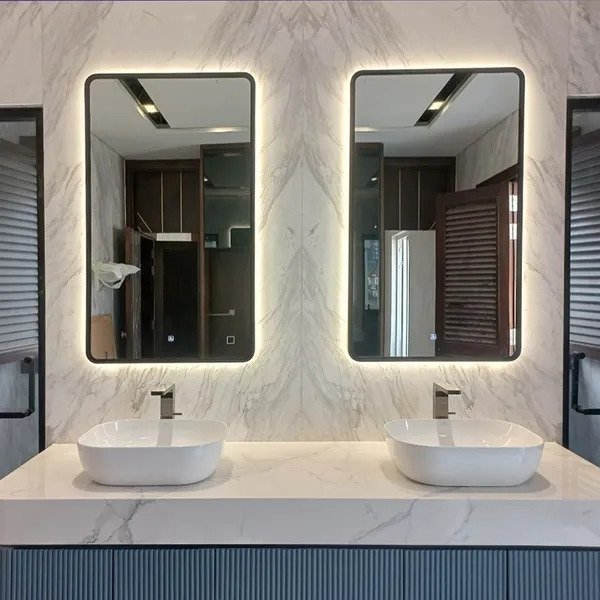 Gương phòng tắm khung Inox 304 sở hữu độ bền vượt trội cùng khả năng chịu ẩm cực tốt, mang lại vẻ đẹp hiện đại và kiên cố cho không gian.