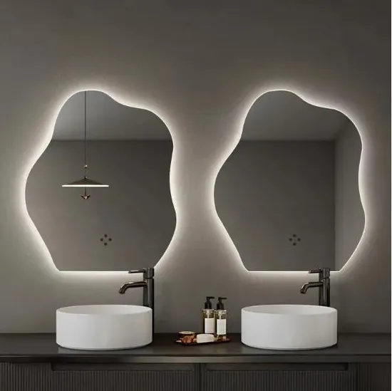 Ánh sáng LED trung tính (4000K - 4500K) từ gương phòng tắm mô phỏng hoàn hảo ánh sáng ban ngày, mang lại độ chân thực cao nhất khi trang điểm và soi gương.
