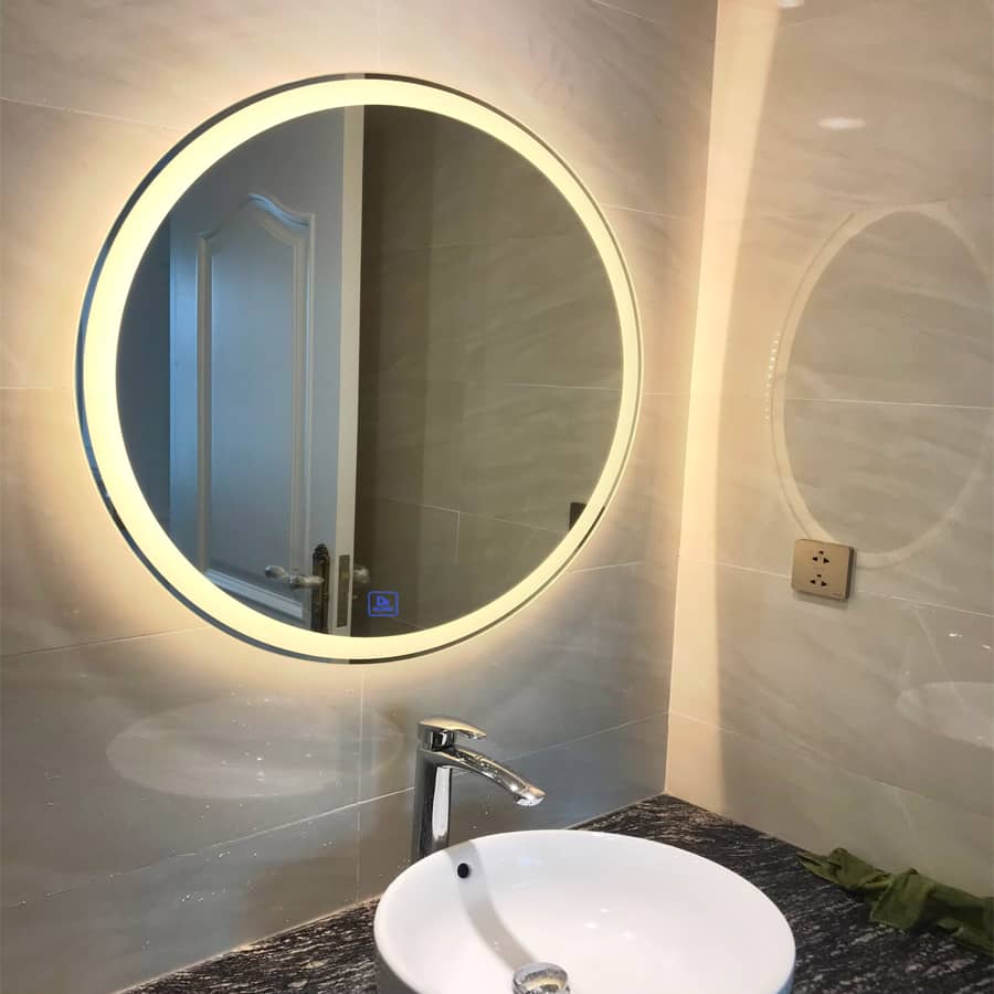Gương phòng tắm LED thông minh ứng dụng công nghệ cảm ứng chạm một điểm siêu nhạy, cho phép bật/mở và chuyển đổi màu ánh sáng dễ dàng ngay cả khi tay ướt.
