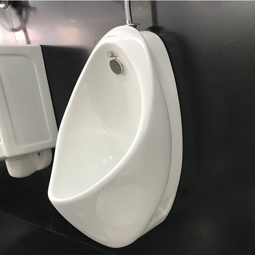 Hệ thống cấp thoát nước của bồn tiểu treo tường cần được đi ống chính xác, đúng độ dốc để đảm bảo áp lực xả mạnh mẽ và không bị rò rỉ âm tường.