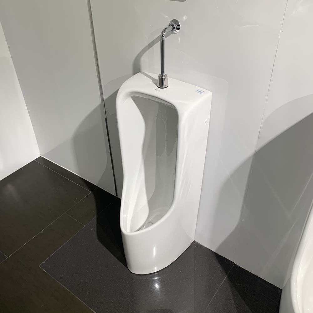 Hóa chất chuyên dụng giúp đánh bay cặn canxi cứng loang lổ trên bồn tiểu đặt sàn nhanh chóng mà không làm bào mòn hay ảnh hưởng đến lớp men sứ.