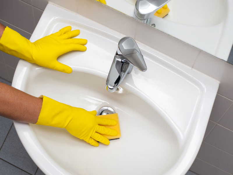 Thường xuyên lau chùi bằng dung dịch tẩy rửa dịu nhẹ và giữ chân chậu khô thoáng là chìa khóa giúp sản phẩm luôn sáng bóng như mới.