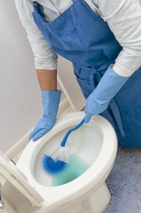 Bảo quản và vệ sinh định kỳ đúng cách giúp bàn cầu Viglacera VI107 giữ được độ bền đẹp và lớp men sáng bóng theo thời gian