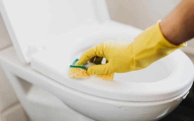 Vệ sinh bàn cầu Viglacera V62 định kỳ bằng khăn mềm để giữ vẻ sáng bóng tự nhiên