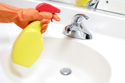 Vệ sinh vòi chậu cảm ứng định kỳ bằng khăn mềm giúp bảo vệ lớp mạ sáng bóng, đồng thời giữ cho mắt sấy cảm biến luôn nhạy bén và hoạt động chính xác.