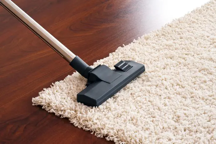Hút bụi thảm định kỳ từ 1-2 lần mỗi tuần là biện pháp cốt lõi để loại bỏ bụi mịn, ngăn ngừa nấm mốc phát triển, đồng thời giữ cho sợi thảm luôn tơi xốp và bền đẹp như mới.
