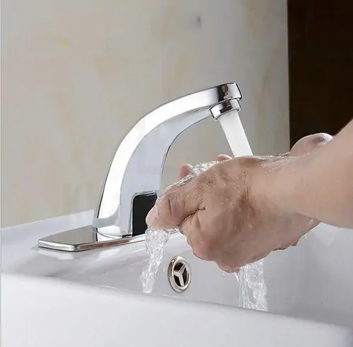 Khái niệm và nguyên lý hoạt động của vòi chậu cảm ứng dựa trên công nghệ cảm biến hồng ngoại, tự động đóng mở nước khi có người sử dụng.