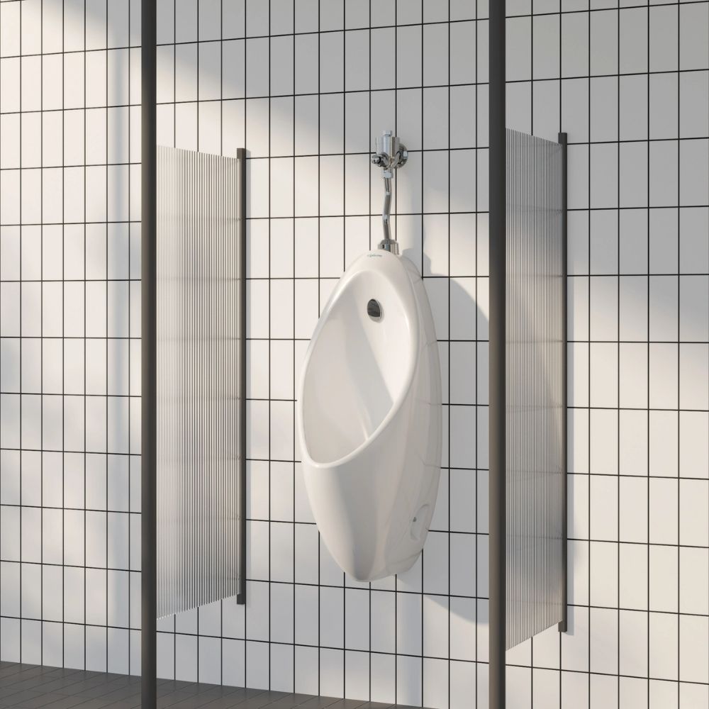 Phân chia khoảng cách an toàn và bố cục không gian hợp lý giúp người sử dụng bồn tiểu treo tường có được sự riêng tư, thoải mái và thuận tiện khi di chuyển.