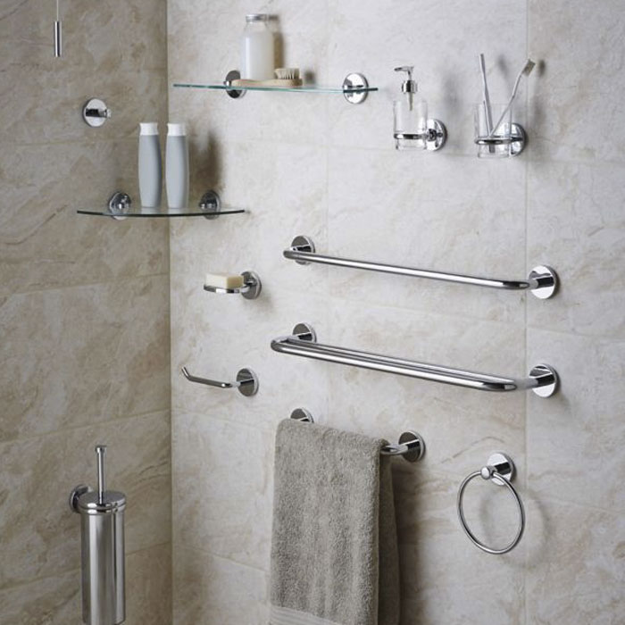 Quy trình lắp đặt phụ kiện nhà tắm cần được đo đạc cẩn thận, khoan chuẩn xác và cố định chắc chắn để đảm bảo tính chịu lực cao, an toàn tuyệt đối và tính thẩm mỹ cho không gian.