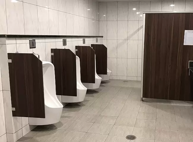 Bồn tiểu đặt sàn có kích thước lớn, chiếm nhiều diện tích nền và yêu cầu lắp đặt hệ thống đường ống thoát sàn phức tạp, chuẩn xác ngay từ đầu.