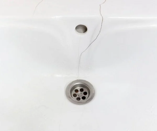 Vết nứt vỡ ở mép chân chậu rửa cần được xử lý ngay lập tức để tránh nguy cơ đổ sập, gây mất an toàn cho người sử dụng.
