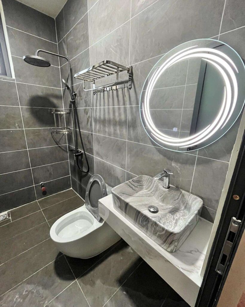 Nhóm phụ kiện khu vực lavabo được sắp xếp đồng bộ và khoa học giúp tối ưu hóa không gian thao tác hàng ngày, mang lại sự gọn gàng, tiện nghi và điểm nhấn thẩm mỹ hiện đại cho phòng tắm.