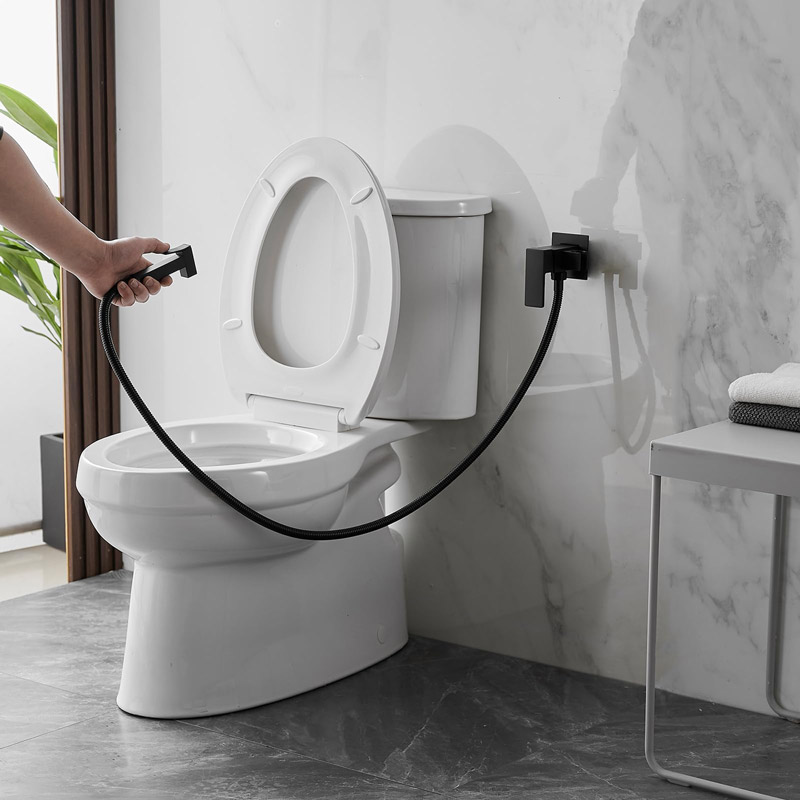 Nhóm phụ kiện khu vực bồn cầu tập trung vào tính tiện lợi và vệ sinh cao, giúp tối giản hóa các thao tác sử dụng hàng ngày và giữ cho khu vực xung quanh luôn khô ráo, ngăn nắp.