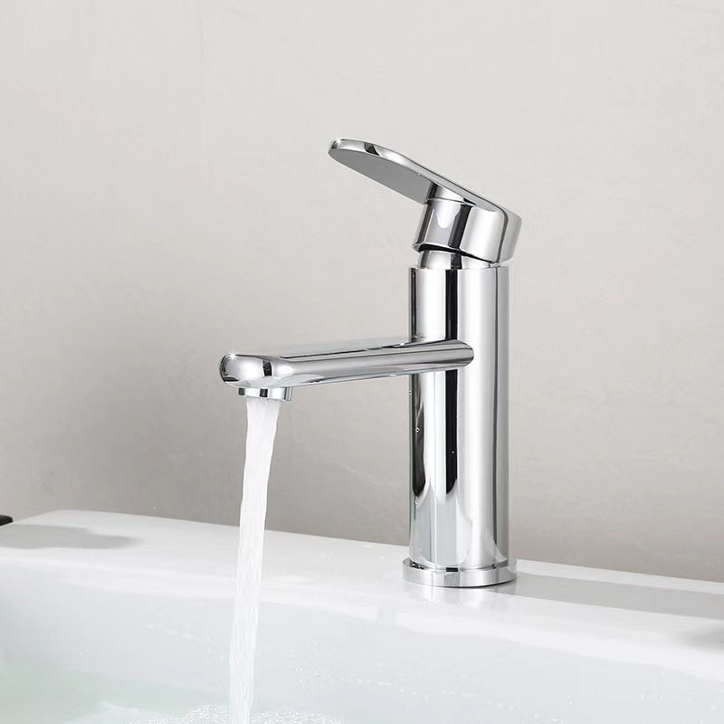 Phụ kiện phòng vệ sinh chất liệu đồng mạ Chrome/Niken sở hữu độ bền vượt trội nhờ lõi đồng chịu lực tốt và lớp mạ bảo vệ chống hoen gỉ, đồng thời mang lại vẻ đẹp sáng bóng, sang trọng đẳng cấp cho không gian