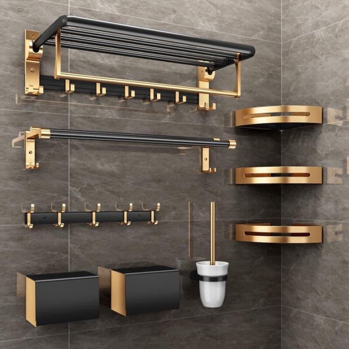 Phụ kiện phòng vệ sinh chất liệu hợp kim nhôm ngày càng được ưa chuộng nhờ đặc tính siêu nhẹ, không bị ăn mòn hay gỉ sét trong môi trường ẩm ướt, kết hợp cùng công nghệ sơn tĩnh điện hiện đại mang lại vẻ đẹp tối giản và tinh tế.