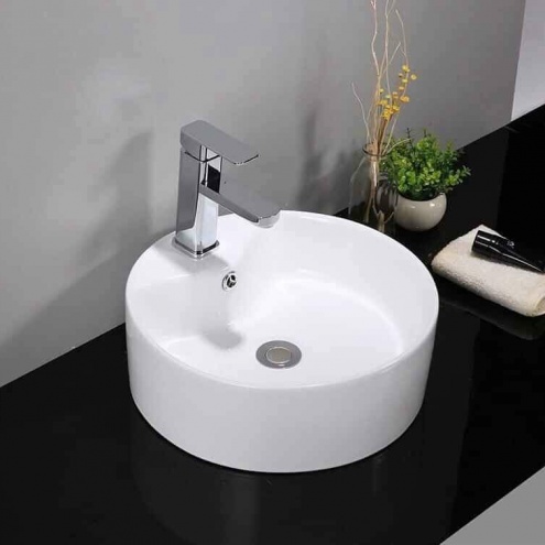 Phụ kiện phòng vệ sinh bằng chất liệu gốm và sứ mang lại vẻ đẹp thanh lịch, nghệ thuật cho không gian nhờ lớp men bóng mịn dễ vệ sinh, khả năng chống thấm nước tuyệt đối và sự đa dạng trong các họa tiết thủ công tinh xảo.