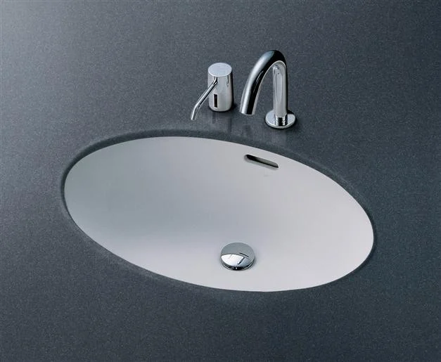 Quy trình lắp đặt chậu âm bàn đúng kỹ thuật đòi hỏi sự chính xác khi cắt đá và gia cố khung đỡ chắc chắn để đảm bảo an toàn, chống thấm nước.