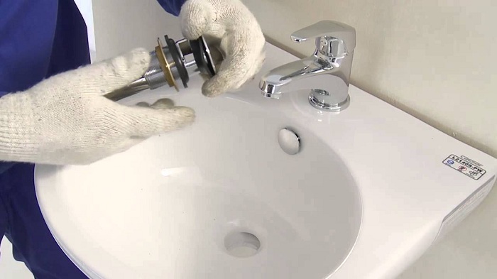 Một quy trình lắp đặt chậu rửa chuẩn xác từ bước định vị treo tường/đặt bàn, kết nối bộ xả chặn nước cho đến việc bảo dưỡng định kỳ bằng dung dịch tẩy rửa dịu nhẹ sẽ giúp hệ thống vận hành trơn tru, ngăn ngừa triệt để tình trạng rò rỉ nước
