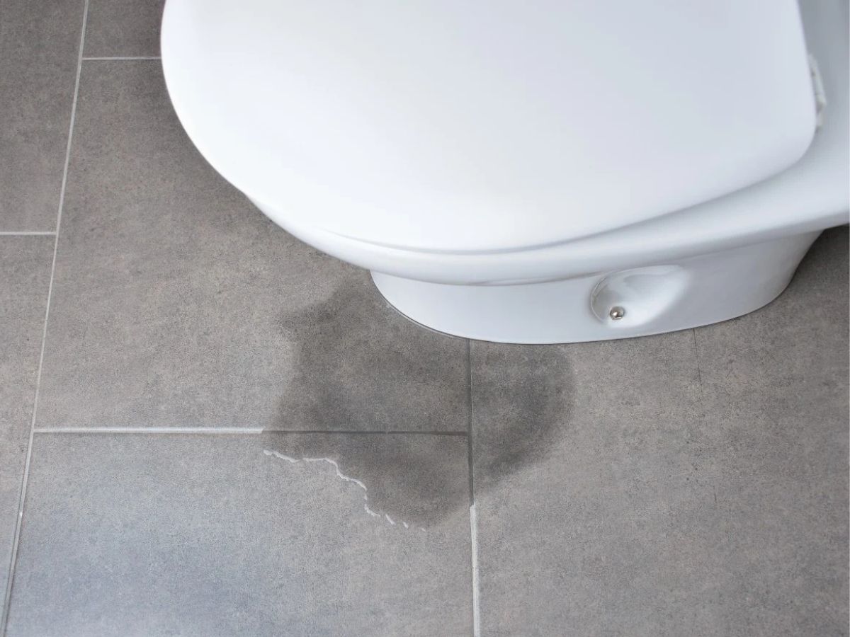 Rò rỉ nước ở chân bồn tiểu đặt sàn cần được xử lý sớm bằng cách trám lại keo silicon chuyên dụng hoặc định vị lại ống thoát để tránh ẩm mốc nền nhà.
