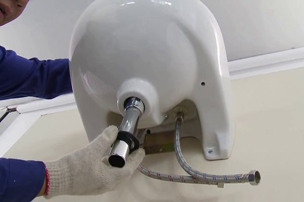 Tránh sai lầm lắp chậu treo tường lên vách thạch cao yếu hoặc đo sai khoảng cách đường ống để ngăn ngừa sự cố sập chậu hay rò rỉ nước.