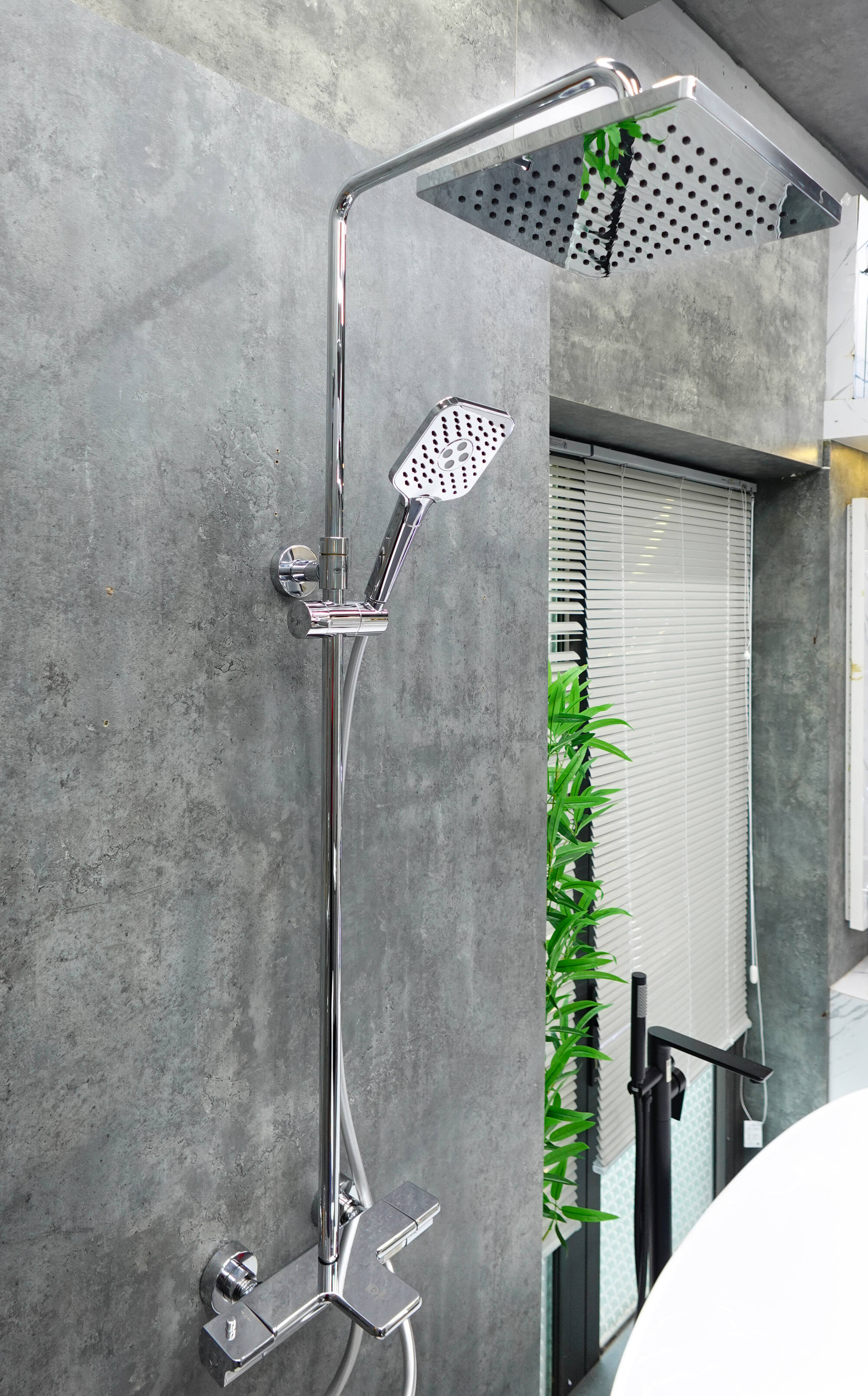 Lõi van điều nhiệt Vernet trên sen cây cao cấp mang lại sự chính xác đến từng độ C, tự động cân bằng nhiệt độ và bảo vệ an toàn cho cả gia đình.