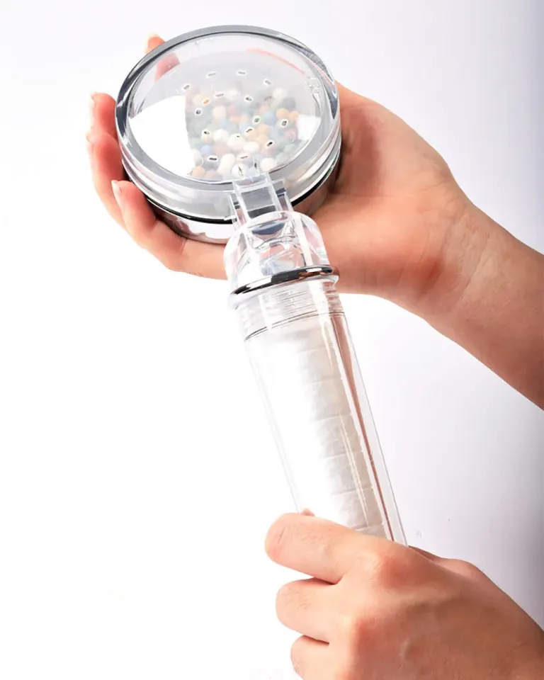 Sen tay lọc nước tích hợp lõi lọc chuyên dụng giúp loại bỏ rỉ sét, clo dư và tạp chất, bảo vệ tối ưu cho làn da và mái tóc nhạy cảm.