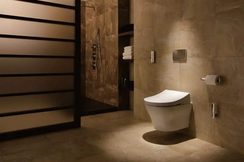 Kiểu dáng bàn cầu được thiết kế tinh tế với các đường cong công thái học mềm mại, hòa hợp hoàn hảo vào phong cách nội thất phòng tắm tối giản và thanh lịch.